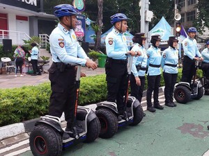 Polisi Wisata Bersepatu Roda Amankan Car Free Day di HI