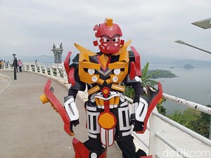 Kegigihan Robot Transformer Pemburu Cuan di Masjid Al Kamil Sumedang