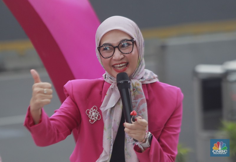 Top Women Fest 2024 Direktur Utama Perum Damri, Setia N Milatina Moemin; Staf Khusus Presiden Joko Widodo, Angkie Yudistia; Influencer Trend Fashion Rania Maheswari Yamin di acara Top Women Fest 2024. (CNBC Indonesia/Muhamad Sabki)