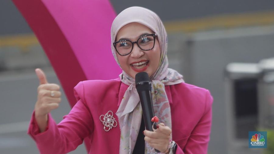 Direktur Utama Perum Damri, Setia N Milatina Moemin; Staf Khusus Presiden Joko Widodo, Angkie Yudistia; Influencer Trend Fashion Rania Maheswari Yamin di acara Top Women Fest 2024. (CNBC Indonesia/Muhamad Sabki)