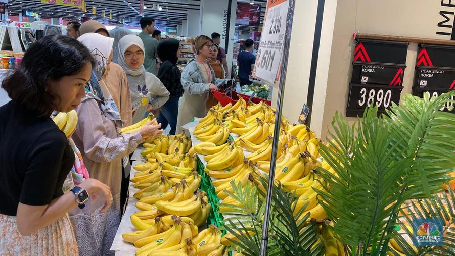 Suasana Transmart Kota Kasablanka, Minggu (26/5/2024). (CNBC Indonesia/Romys Binekasri)