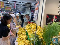 Emak-emak Serbu Buah Pisang di Transmart Full Day Sale