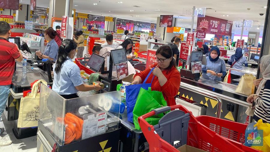 Suasana Transmart Kota Kasablanka, Minggu (26/5/2024). (CNBC Indonesia/Romys Binekasri)