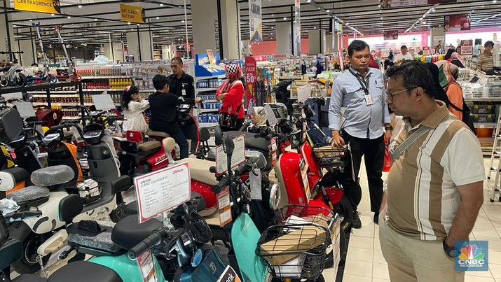 Suasana Transmart Kota Kasablanka, Minggu (26/5/2024). (CNBC Indonesia/Romys Binekasri)