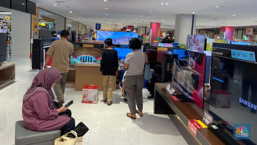 Suasana Transmart Kota Kasablanka, Minggu (26/5/2024). (CNBC Indonesia/Romys Binekasri)