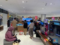 Pengunjung Ini Happy Beli TV LED di Transmart Dapat Diskon Rp 1 Juta
