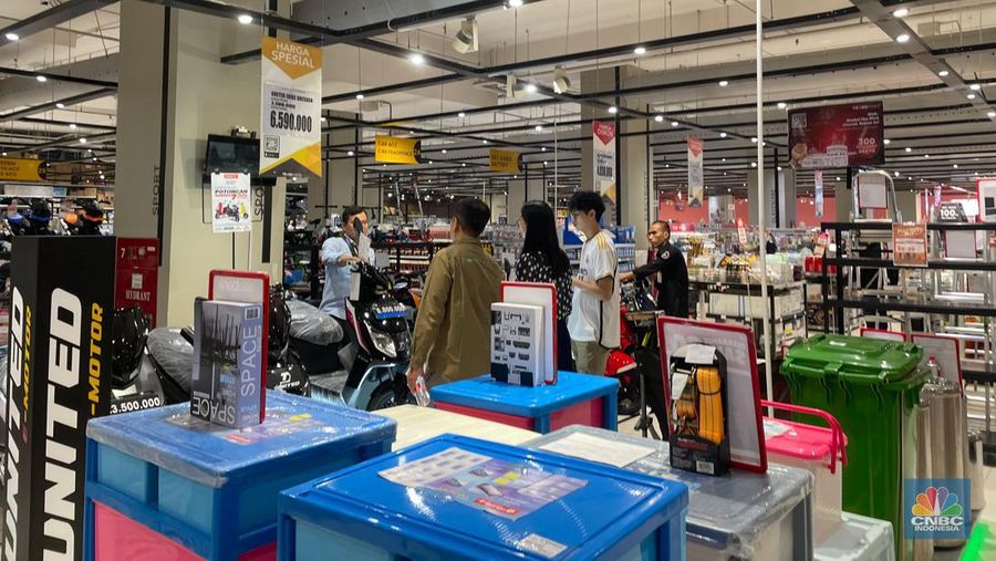 Suasana Transmart Kota Kasablanka, Minggu (26/5/2024). (CNBC Indonesia/Romys Binekasri)