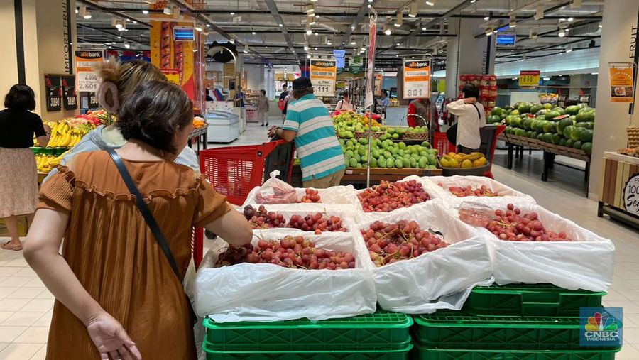 Suasana Transmart Kota Kasablanka, Minggu (26/5/2024). (CNBC Indonesia/Romys Binekasri)