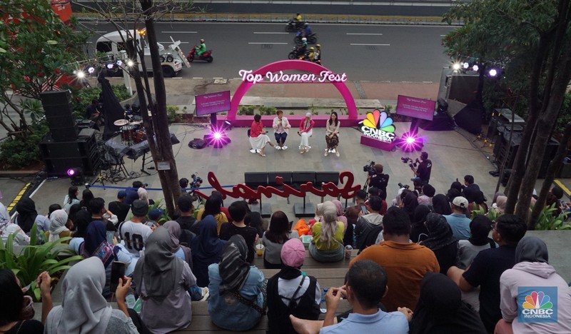 Top Women Fest 2024 Direktur Utama Perum Damri, Setia N Milatina Moemin; Staf Khusus Presiden Joko Widodo, Angkie Yudistia; Influencer Trend Fashion Rania Maheswari Yamin di acara Top Women Fest 2024. (CNBC Indonesia/Muhamad Sabki)