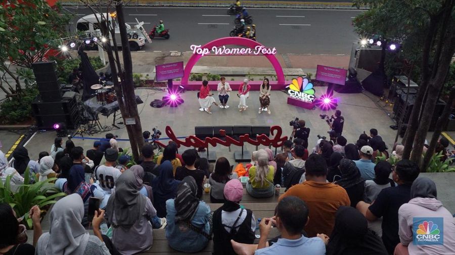 Direktur Utama Perum Damri, Setia N Milatina Moemin; Staf Khusus Presiden Joko Widodo, Angkie Yudistia; Influencer Trend Fashion Rania Maheswari Yamin di acara Top Women Fest 2024. (CNBC Indonesia/Muhamad Sabki)