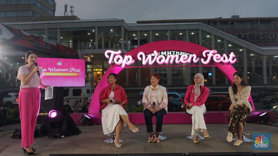 Direktur Utama Perum Damri, Setia N Milatina Moemin; Staf Khusus Presiden Joko Widodo, Angkie Yudistia; Influencer Trend Fashion Rania Maheswari Yamin di acara Top Women Fest 2024. (CNBC Indonesia/Muhamad Sabki)