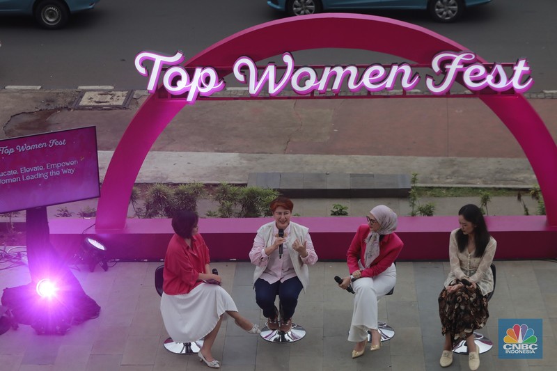 Top Women Fest 2024 Direktur Utama Perum Damri, Setia N Milatina Moemin; Staf Khusus Presiden Joko Widodo, Angkie Yudistia; Influencer Trend Fashion Rania Maheswari Yamin di acara Top Women Fest 2024. (CNBC Indonesia/Muhamad Sabki)