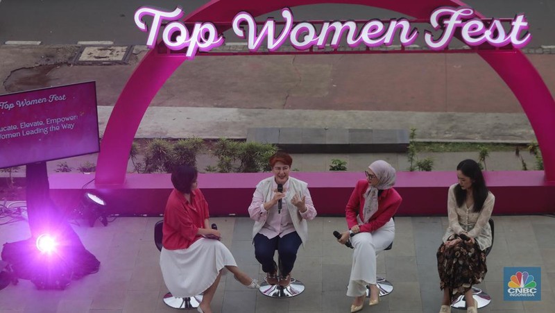 Direktur Utama Perum Damri, Setia N Milatina Moemin; Staf Khusus Presiden Joko Widodo, Angkie Yudistia; Influencer Trend Fashion Rania Maheswari Yamin di acara Top Women Fest 2024. (CNBC Indonesia/Muhamad Sabki)