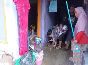 Banjir di Pejaten Timur Jaksel Surut, Warga Mulai Singkirkan Lumpur