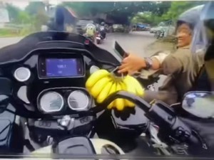 Raffi Ahmad Kaget Dikasih Pisang Saat Motoran di Langkat