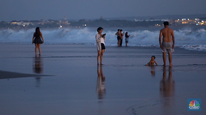 Wisatawan beraktivitas di Pantai Seminyak, Badung, Bali, Sabtu (25/5/2024). Pantai Seminyak di Pulau Bali merupakan pantai eksotis yang memanjakan wisatawan terutama saat libur nasional hingga cuti bersama dan kerap menjadi incaran para wisatawan. (CNBC Indonesia/Faisal Rahman) Wisatawan beraktivitas di Pantai Seminyak, Badung, Bali, Sabtu (25/5/2024). Pantai Seminyak di Pulau Bali merupakan pantai eksotis yang memanjakan wisatawan terutama saat libur nasional hingga cuti bersama dan kerap menjadi incaran para wisatawan. (CNBC Indonesia/Faisal Rahman)