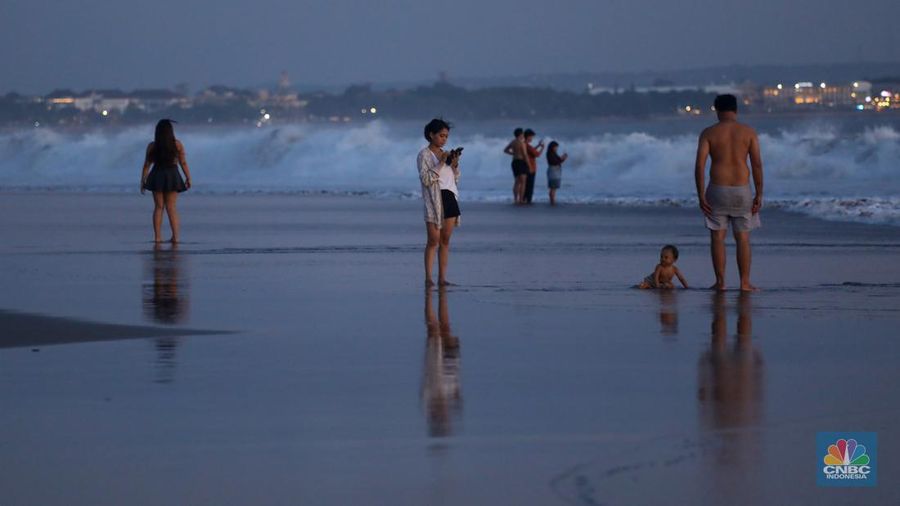 Wisatawan beraktivitas di Pantai Seminyak, Badung, Bali, Sabtu (25/5/2024). Pantai Seminyak di Pulau Bali merupakan pantai eksotis yang memanjakan wisatawan terutama saat libur nasional hingga cuti bersama dan kerap menjadi incaran para wisatawan. (վ/Faisal Rahman)