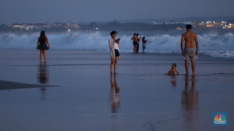 Wisatawan beraktivitas di Pantai Seminyak, Badung, Bali, Sabtu (25/5/2024). Pantai Seminyak di Pulau Bali merupakan pantai eksotis yang memanjakan wisatawan terutama saat libur nasional hingga cuti bersama dan kerap menjadi incaran para wisatawan. (վ/Faisal Rahman)