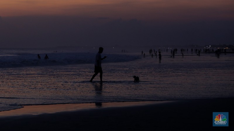 Wisatawan beraktivitas di Pantai Seminyak, Badung, Bali, Sabtu (25/5/2024). Pantai Seminyak di Pulau Bali merupakan pantai eksotis yang memanjakan wisatawan terutama saat libur nasional hingga cuti bersama dan kerap menjadi incaran para wisatawan. (CNBC Indonesia/Faisal Rahman) Wisatawan beraktivitas di Pantai Seminyak, Badung, Bali, Sabtu (25/5/2024). Pantai Seminyak di Pulau Bali merupakan pantai eksotis yang memanjakan wisatawan terutama saat libur nasional hingga cuti bersama dan kerap menjadi incaran para wisatawan. (CNBC Indonesia/Faisal Rahman)