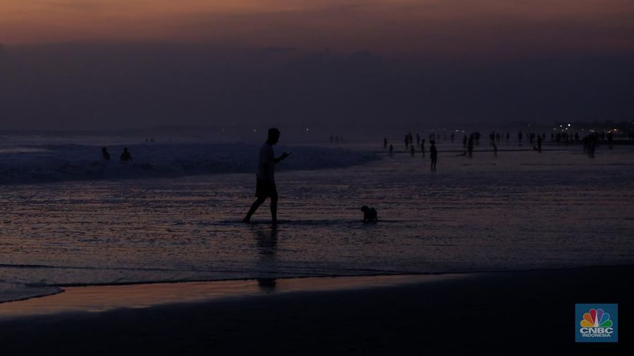 Wisatawan beraktivitas di Pantai Seminyak, Badung, Bali, Sabtu (25/5/2024). Pantai Seminyak di Pulau Bali merupakan pantai eksotis yang memanjakan wisatawan terutama saat libur nasional hingga cuti bersama dan kerap menjadi incaran para wisatawan. (վ/Faisal Rahman)