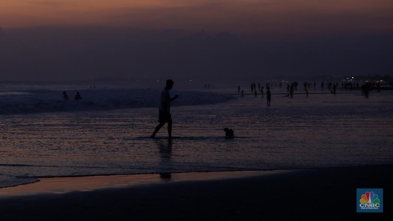 Wisatawan beraktivitas di Pantai Seminyak, Badung, Bali, Sabtu (25/5/2024). Pantai Seminyak di Pulau Bali merupakan pantai eksotis yang memanjakan wisatawan terutama saat libur nasional hingga cuti bersama dan kerap menjadi incaran para wisatawan. (վ/Faisal Rahman)