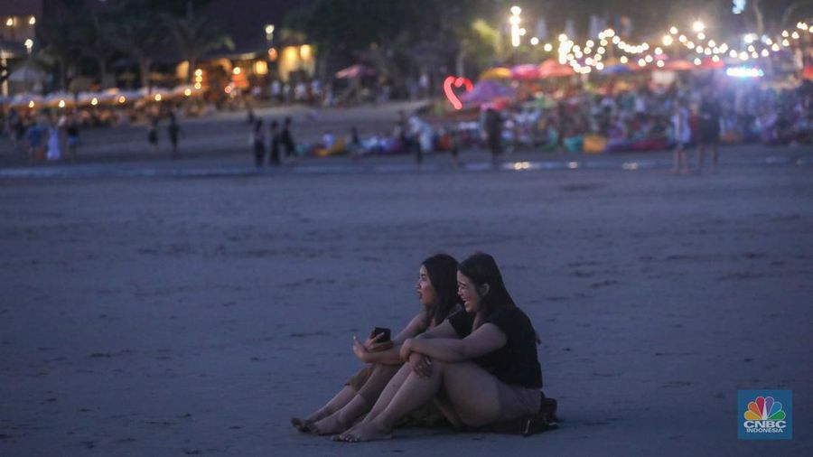 Wisatawan beraktivitas di Pantai Seminyak, Badung, Bali, Sabtu (25/5/2024). Pantai Seminyak di Pulau Bali merupakan pantai eksotis yang memanjakan wisatawan terutama saat libur nasional hingga cuti bersama dan kerap menjadi incaran para wisatawan. (վ/Faisal Rahman)