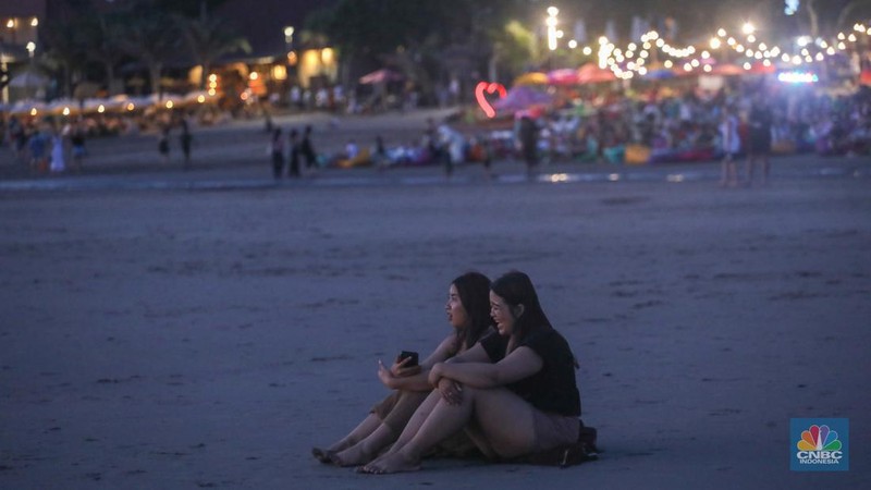 Wisatawan beraktivitas di Pantai Seminyak, Badung, Bali, Sabtu (25/5/2024). Pantai Seminyak di Pulau Bali merupakan pantai eksotis yang memanjakan wisatawan terutama saat libur nasional hingga cuti bersama dan kerap menjadi incaran para wisatawan. (վ/Faisal Rahman)
