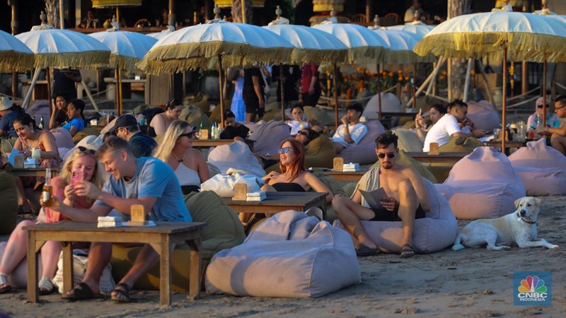 Wisatawan beraktivitas di Pantai Seminyak, Badung, Bali, Sabtu (25/5/2024). Pantai Seminyak di Pulau Bali merupakan pantai eksotis yang memanjakan wisatawan terutama saat libur nasional hingga cuti bersama dan kerap menjadi incaran para wisatawan. (վ/Faisal Rahman)