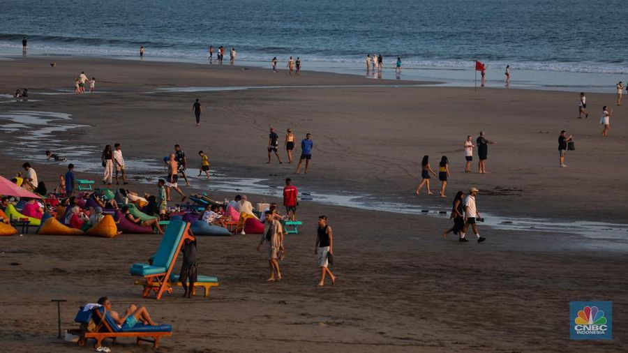Wisatawan beraktivitas di Pantai Seminyak, Badung, Bali, Sabtu (25/5/2024). Pantai Seminyak di Pulau Bali merupakan pantai eksotis yang memanjakan wisatawan terutama saat libur nasional hingga cuti bersama dan kerap menjadi incaran para wisatawan. (²©²ÊÍøÕ¾/Faisal Rahman)