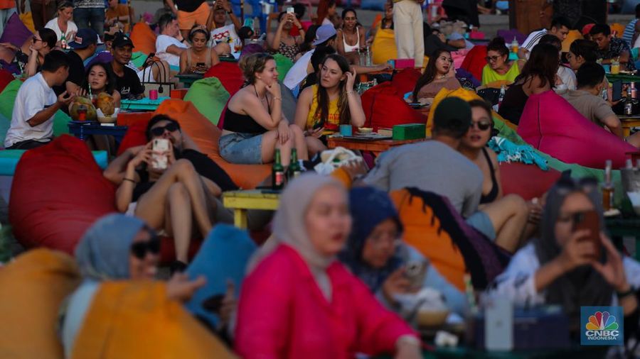 Wisatawan beraktivitas di Pantai Seminyak, Badung, Bali, Sabtu (25/5/2024). Pantai Seminyak di Pulau Bali merupakan pantai eksotis yang memanjakan wisatawan terutama saat libur nasional hingga cuti bersama dan kerap menjadi incaran para wisatawan. (²©²ÊÍøÕ¾/Faisal Rahman)
