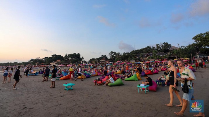 Wisatawan beraktivitas di Pantai Seminyak, Badung, Bali, Sabtu (25/5/2024). Pantai Seminyak di Pulau Bali merupakan pantai eksotis yang memanjakan wisatawan terutama saat libur nasional hingga cuti bersama dan kerap menjadi incaran para wisatawan. (CNBC Indonesia/Faisal Rahman)