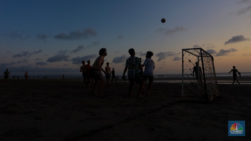 Wisatawan beraktivitas di Pantai Seminyak, Badung, Bali, Sabtu (25/5/2024). Pantai Seminyak di Pulau Bali merupakan pantai eksotis yang memanjakan wisatawan terutama saat libur nasional hingga cuti bersama dan kerap menjadi incaran para wisatawan. (CNBC Indonesia/Faisal Rahman) Wisatawan beraktivitas di Pantai Seminyak, Badung, Bali, Sabtu (25/5/2024). Pantai Seminyak di Pulau Bali merupakan pantai eksotis yang memanjakan wisatawan terutama saat libur nasional hingga cuti bersama dan kerap menjadi incaran para wisatawan. (CNBC Indonesia/Faisal Rahman)