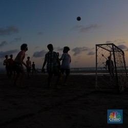 Libur Panjang, Turis Berburu Senja di Pantai Seminyak Bali