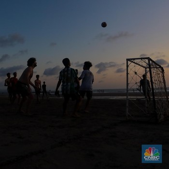 Libur Panjang, Turis Berburu Senja di Pantai Seminyak Bali