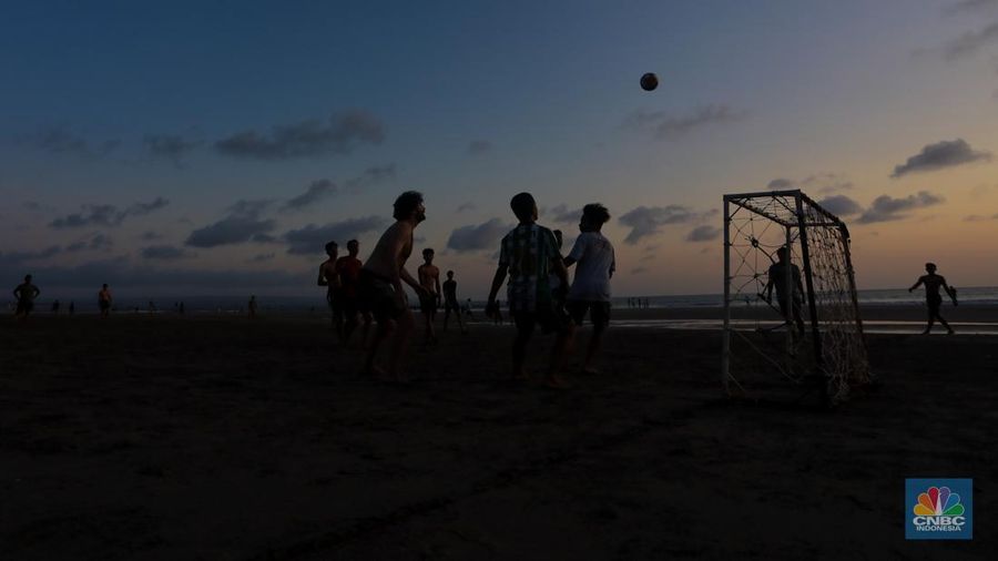 Wisatawan beraktivitas di Pantai Seminyak, Badung, Bali, Sabtu (25/5/2024). Pantai Seminyak di Pulau Bali merupakan pantai eksotis yang memanjakan wisatawan terutama saat libur nasional hingga cuti bersama dan kerap menjadi incaran para wisatawan. (վ/Faisal Rahman)