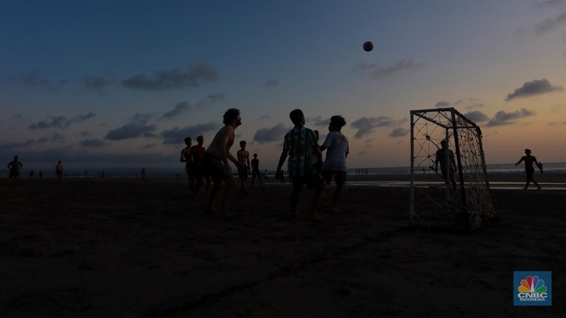 Wisatawan beraktivitas di Pantai Seminyak, Badung, Bali, Sabtu (25/5/2024). Pantai Seminyak di Pulau Bali merupakan pantai eksotis yang memanjakan wisatawan terutama saat libur nasional hingga cuti bersama dan kerap menjadi incaran para wisatawan. (վ/Faisal Rahman)