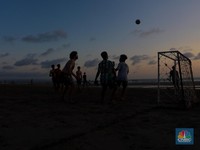 Libur Panjang, Turis Berburu Senja di Pantai Seminyak Bali