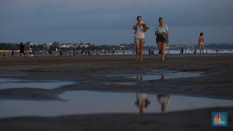 Wisatawan beraktivitas di Pantai Seminyak, Badung, Bali, Sabtu (25/5/2024). Pantai Seminyak di Pulau Bali merupakan pantai eksotis yang memanjakan wisatawan terutama saat libur nasional hingga cuti bersama dan kerap menjadi incaran para wisatawan. (CNBC Indonesia/Faisal Rahman) Wisatawan beraktivitas di Pantai Seminyak, Badung, Bali, Sabtu (25/5/2024). Pantai Seminyak di Pulau Bali merupakan pantai eksotis yang memanjakan wisatawan terutama saat libur nasional hingga cuti bersama dan kerap menjadi incaran para wisatawan. (CNBC Indonesia/Faisal Rahman)