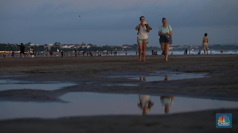 Wisatawan beraktivitas di Pantai Seminyak, Badung, Bali, Sabtu (25/5/2024). Pantai Seminyak di Pulau Bali merupakan pantai eksotis yang memanjakan wisatawan terutama saat libur nasional hingga cuti bersama dan kerap menjadi incaran para wisatawan. (վ/Faisal Rahman)