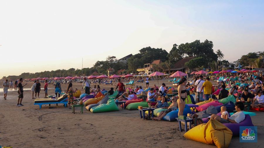 Wisatawan beraktivitas di Pantai Seminyak, Badung, Bali, Sabtu (25/5/2024). Pantai Seminyak di Pulau Bali merupakan pantai eksotis yang memanjakan wisatawan terutama saat libur nasional hingga cuti bersama dan kerap menjadi incaran para wisatawan. (վ/Faisal Rahman)