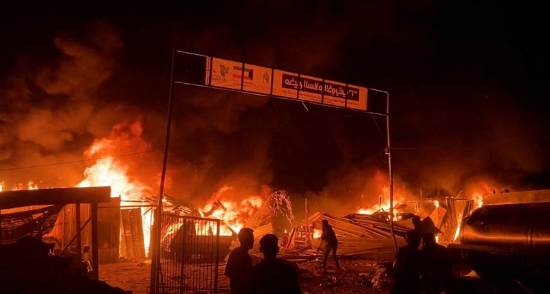 Api berkobar menyusul serangan Israel di wilayah yang diperuntukkan bagi pengungsi Palestina, di tengah konflik yang sedang berlangsung antara Israel dan Hamas, di Rafah di Jalur Gaza selatan, dalam gambar diam yang diambil dari sebuah video, 26 Mei 2024. Api berkobar menyusul serangan Israel di wilayah yang diperuntukkan bagi pengungsi Palestina, di tengah konflik yang sedang berlangsung antara Israel dan Hamas, di Rafah di Jalur Gaza selatan, dalam gambar diam yang diambil dari sebuah video, 26 Mei 2024. (REUTERS/Reuters TV)