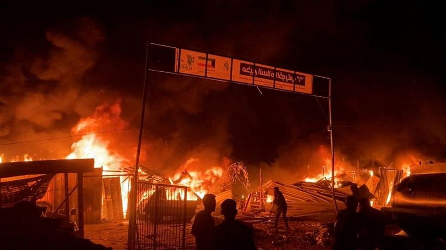 Api berkobar menyusul serangan Israel di wilayah yang diperuntukkan bagi pengungsi Palestina, di tengah konflik yang sedang berlangsung antara Israel dan Hamas, di Rafah di Jalur Gaza selatan, dalam gambar diam yang diambil dari sebuah video, 26 Mei 2024. (REUTERS/Reuters TV)
