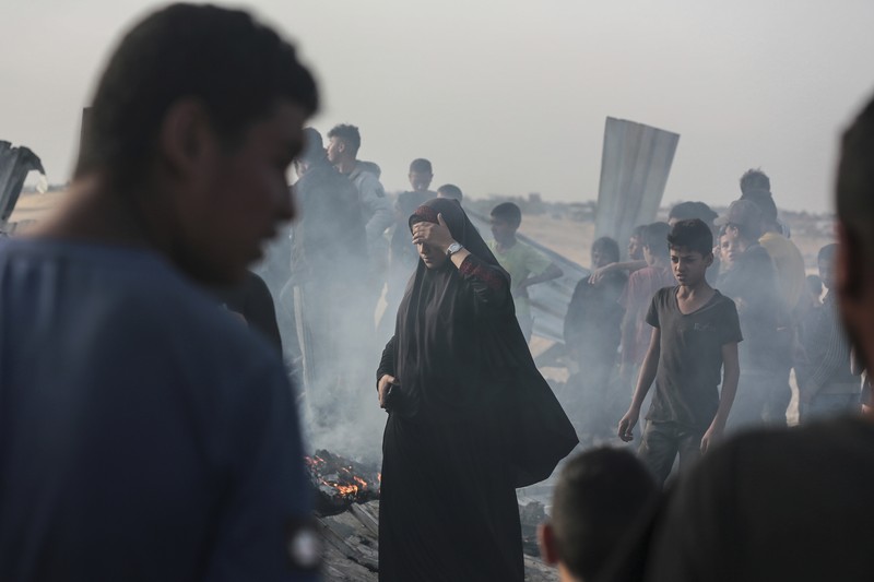 Api berkobar menyusul serangan Israel di wilayah yang diperuntukkan bagi pengungsi Palestina, di tengah konflik yang sedang berlangsung antara Israel dan Hamas, di Rafah di Jalur Gaza selatan, dalam gambar diam yang diambil dari sebuah video, 26 Mei 2024. Api berkobar menyusul serangan Israel di wilayah yang diperuntukkan bagi pengungsi Palestina, di tengah konflik yang sedang berlangsung antara Israel dan Hamas, di Rafah di Jalur Gaza selatan, dalam gambar diam yang diambil dari sebuah video, 26 Mei 2024. (REUTERS/Reuters TV)