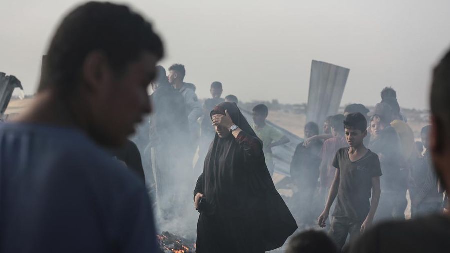 Api berkobar menyusul serangan Israel di wilayah yang diperuntukkan bagi pengungsi Palestina, di tengah konflik yang sedang berlangsung antara Israel dan Hamas, di Rafah di Jalur Gaza selatan, dalam gambar diam yang diambil dari sebuah video, 26 Mei 2024. (REUTERS/Reuters TV)