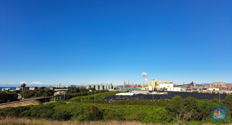 Australia memiliki ambisi besar dalam mencapai target netral karbon (net zero emission/NZE) pada 2050. Salah satu proyek raksasa untuk mendukung hal tersebut adalah Port Kembla Hydrogen Hub di Wollongong, New South Wales, yang akan mengintegrasikan sejumlah proyek dalam satu area pelabuhan, termasuk pusat hidrogen dan pembangkit listrik tenaga angin lepas pantai. Australia memiliki ambisi besar dalam mencapai target netral karbon (net zero emission/NZE) pada 2050. Salah satu proyek raksasa untuk mendukung hal tersebut adalah Port Kembla Hydrogen Hub di Wollongong, New South Wales, yang akan mengintegrasikan sejumlah proyek dalam satu area pelabuhan, termasuk pusat hidrogen dan pembangkit listrik tenaga angin lepas pantai. (CNBC Indonesia/Lucky Leonard)
