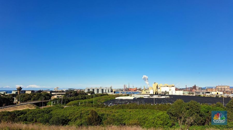 Australia memiliki ambisi besar dalam mencapai target netral karbon (net zero emission/NZE) pada 2050. Salah satu proyek raksasa untuk mendukung hal tersebut adalah Port Kembla Hydrogen Hub di Wollongong, New South Wales, yang akan mengintegrasikan sejumlah proyek dalam satu area pelabuhan, termasuk pusat hidrogen dan pembangkit listrik tenaga angin lepas pantai. (CNBC Indonesia/Lucky Leonard)