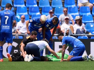 Momen Ngeri Kiper Getafe Pingsan Usai Tabrakan dengan Lawan
