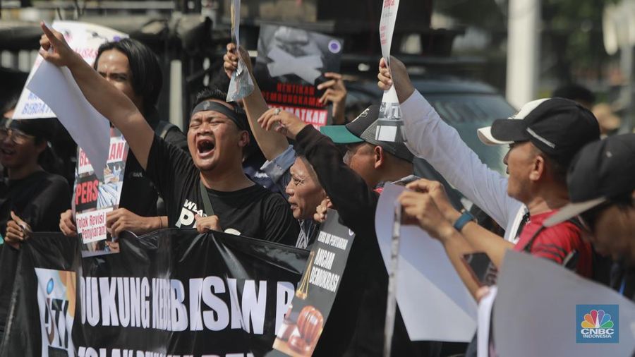 Demo Tolak Revisi UU Penyiaran. (CNBC Indonesia/Muhamad Sabki)