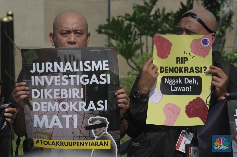 Demo Tolak Revisi UU Penyiaran. (CNBC Indonesia/Muhamad Sabki)