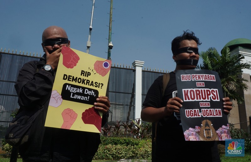 Demo Tolak Revisi UU Penyiaran. (CNBC Indonesia/Muhamad Sabki)